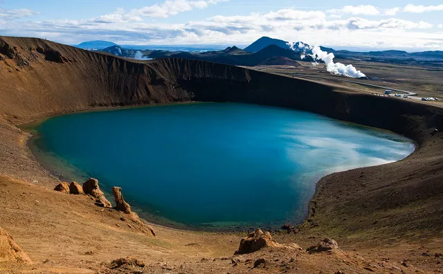 Viti aguas termales en el cráter de un volcán en Islandia