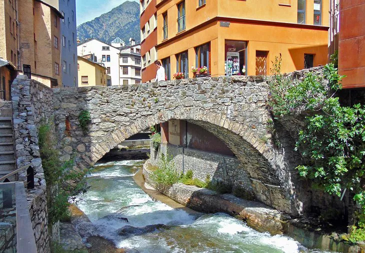 Arroyo que fluye por Les Escaldes