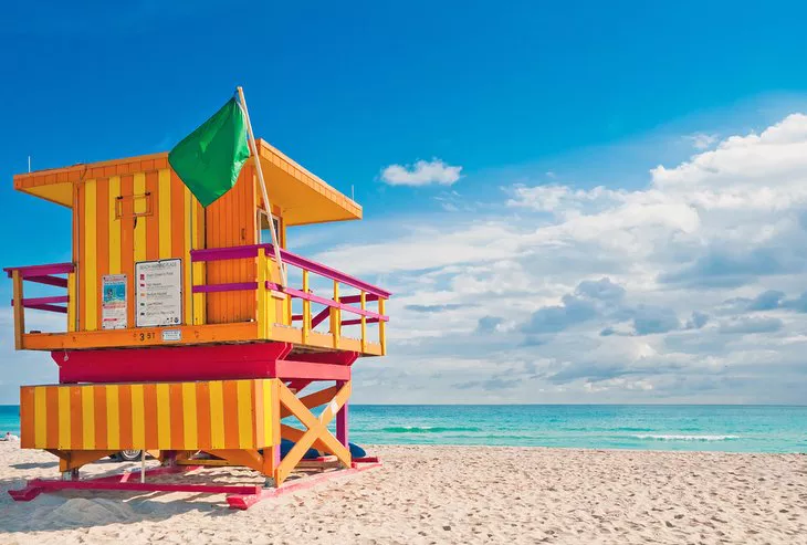 Colorida torre de salvamento en South Beach