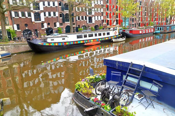 Casas-barco y edificios antiguos en Jordaan