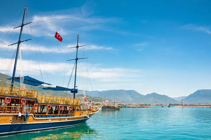 Barco de paseo en el puerto de Alanya
