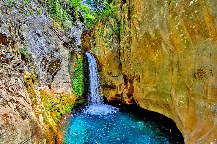 La cascada y el pozo de natación en el Cañón Sapadere