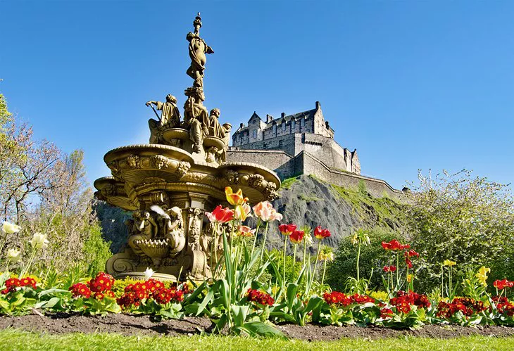 La Fuente de Ross y el Castillo de Edimburgo en primavera