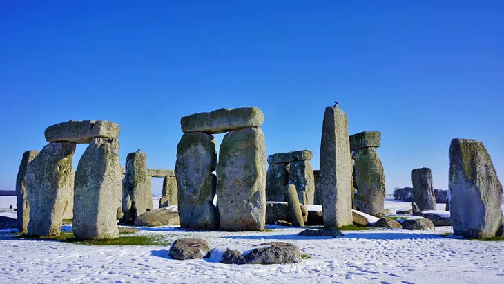 Nieve en Stonehenge en invierno