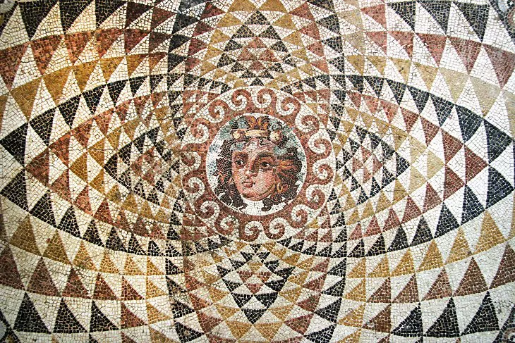 Suelo de mosaico de una villa romana en Corinto