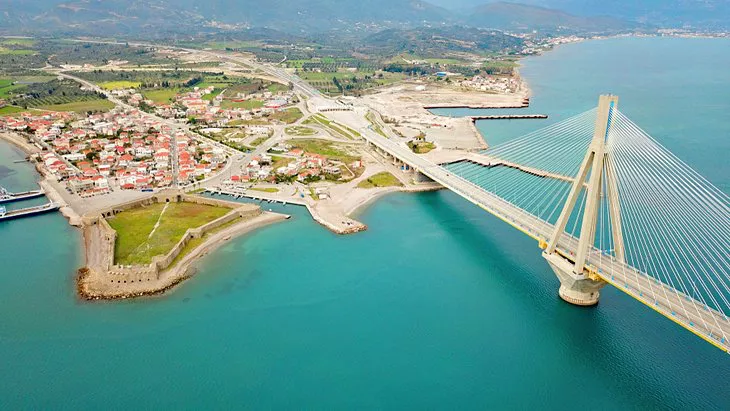Vista aérea del moderno puente colgante sobre el Golfo de Corinto