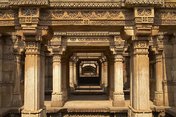 La elaborada escalinata de Adalaj en las afueras de Ahmedabad