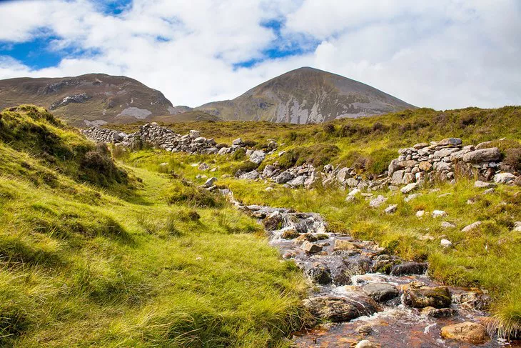 Un arroyo que fluye bajo Croagh Patrick