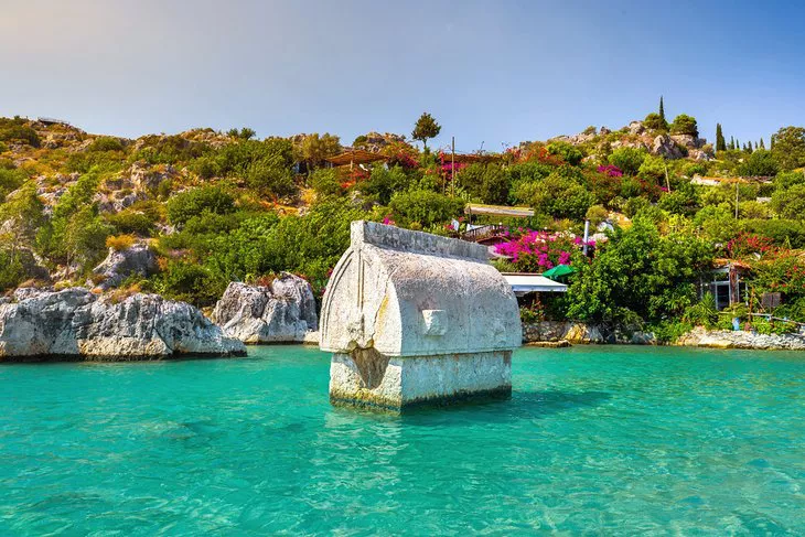 Ruinas licias en el agua entre Kaleköy y la isla de Kekova