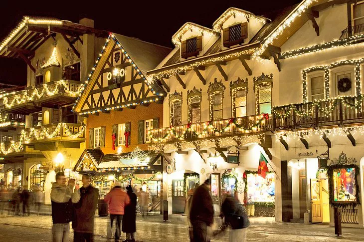 Escaparates de Leavenworth cubiertos de luces